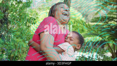Mamma e figlia ridono che condividono l'abbraccio nel verde del giardino, con una sovrapposizione di turbolenza color acqua Foto Stock