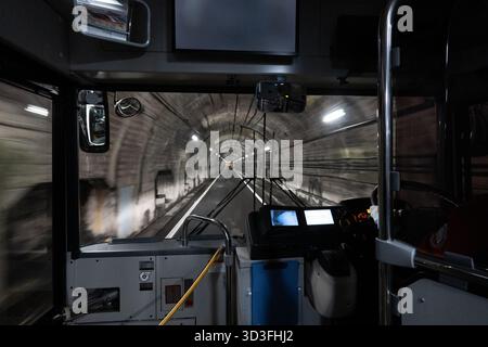 Autobus elettrico sotterraneo lungo la Tateyama Kurobe Alpine Route Giappone Foto Stock