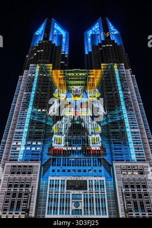 TOKYO Night & Light è un progetto di mappatura della proiezione che utilizza l'edificio del governo metropolitano di Tokyo, visto al crepuscolo con proiezioni Gundam Foto Stock