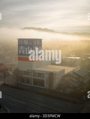 La nebbia urbana del giappone è un mare di nebbia sopra un quartiere residenziale all'alba Foto Stock