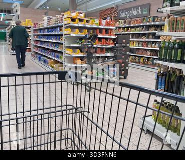 Marktkauf - Einkauf zu Zeiten von Inflation. Marktkauf - Einkauf in einem Supermarkt oder Discounter *** Marktkauf fa shopping nei momenti di inflazione Marktkauf fa shopping in un supermercato o in un negozio discount Foto Stock