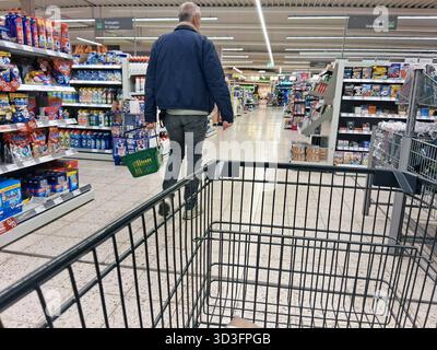 Marktkauf - Einkauf zu Zeiten von Inflation. Marktkauf - Einkauf in einem Supermarkt oder Discounter *** Marktkauf fa shopping nei momenti di inflazione Marktkauf fa shopping in un supermercato o in un negozio discount Foto Stock