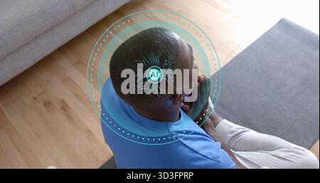 Uomo seduto con pantaloni blu a T con testa a inchino, mani agganciate su un tappeto grigio scuro, con AR-HUD sopra Foto Stock