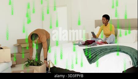 Sollevamento di piante e lampade in vaso, coppia disimballaggio di scatole mobili in camera da letto, con smartphone Foto Stock