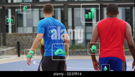 Quattro giocatori maschi che giocano a pallacanestro verde sul campo accanto al muro basso, con icone ecologiche Foto Stock