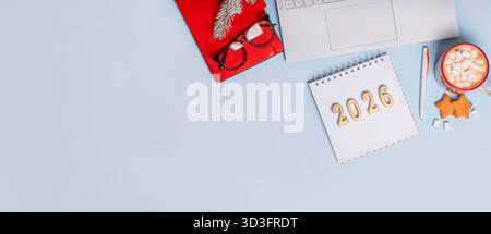 L'appartamento festivo si stendeva su un tema natalizio con figure per l'anno 2026 e decorazioni e cacao su sfondo isolato Foto Stock