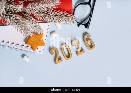 L'appartamento festivo si stendeva su un tema natalizio con figure per l'anno 2026 e decorazioni e cacao su sfondo isolato Foto Stock