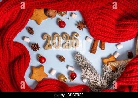 L'appartamento festivo si stendeva su un tema natalizio con figure per l'anno 2026 e decorazioni e cacao su sfondo isolato Foto Stock