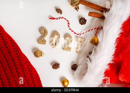 L'appartamento festivo si stendeva su un tema natalizio con figure per l'anno 2027 e decorazioni e cacao su sfondo isolato Foto Stock