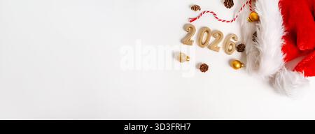 L'appartamento festivo si stendeva su un tema natalizio con figure per l'anno 2026 e decorazioni e cacao su sfondo isolato Foto Stock