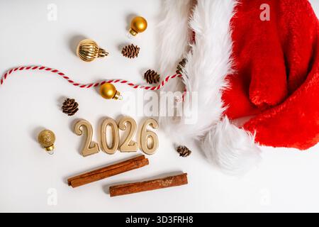 L'appartamento festivo si stendeva su un tema natalizio con figure per l'anno 2026 e decorazioni e cacao su sfondo isolato Foto Stock