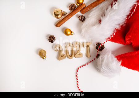 L'appartamento festivo si stendeva su un tema natalizio con figure per l'anno 2027 e decorazioni e cacao su sfondo isolato Foto Stock