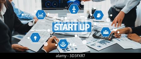 Riunione strategica di Start-up con grafici aziendali e idee innovative per la crescita in un ambiente d'ufficio moderno. Amicizia Foto Stock