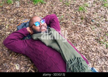 L'attento cubano dell'America Latina si rilassa in un parco del Cile meridionale, godendosi del tempo libero circondato dalla natura. Incarna calma e tranqui Foto Stock