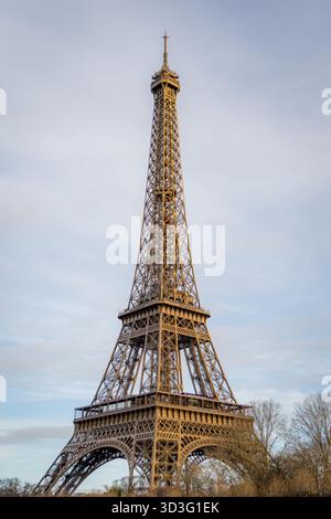 La Torre Eiffel si erge maestosamente a Parigi sullo sfondo di un cielo azzurro e mostra il suo intricato design a reticolo e l'eleganza architettonica, a. Foto Stock