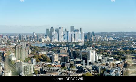 Splendida vista dello skyline di Londra con Canary Wharf, vista dalle finestre di vetro del punto panoramico Sky Garden, che mostra il moderno arco della città Foto Stock