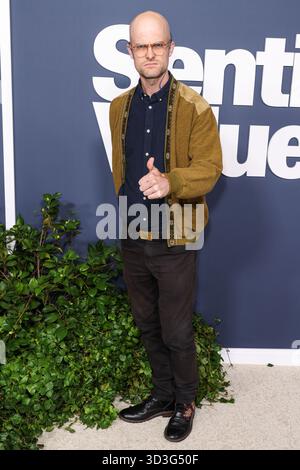 Los Angeles, Stati Uniti. 6 novembre 2025. LOS ANGELES, CALIFORNIA, USA - 05 NOVEMBRE: Il regista americano Daniel Scheinert arriva alla premiere di Los Angeles del "valore sentimentale" di Neon tenutasi presso il DGA Theater Complex presso la Directors Guild of America il 5 novembre 2025 a Los Angeles, California, Stati Uniti. (Foto di Xavier Collin/Image Press Agency) credito: Image Press Agency/Alamy Live News Foto Stock