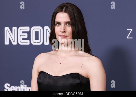 Los Angeles, Stati Uniti. 6 novembre 2025. LOS ANGELES, CALIFORNIA, USA - 05 NOVEMBRE: L'attrice norvegese Inga Ibsdotter Lilleaas arriva alla prima di Los Angeles del "valore sentimentale" di Neon, tenutasi al DGA Theater Complex presso la Directors Guild of America il 5 novembre 2025 a Los Angeles, California, Stati Uniti. (Foto di Xavier Collin/Image Press Agency) credito: Image Press Agency/Alamy Live News Foto Stock