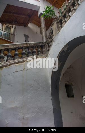 Il cortile interno del Palazzo Graffeo barocco del XV secolo nel quartiere Kalsa di Palermo, Sicilia, Italia. Il cortile è caratterizzato da archi Foto Stock