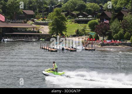 12 luglio 2020 : giovane su una moto d'acqua sul lago George. Foto Stock