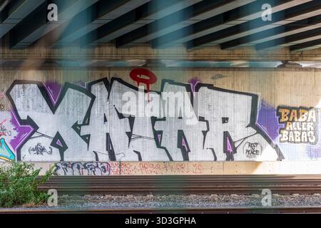 Graffiti Xatar Baby aller Babas unter der Guido-Westerwelle-Brücke a Bonn Bonn, Unter der Guido-Westerwelle-Brücke a Bonn befindet sich ein großflächiges graffiti mit dem Schriftzug Xatar Baby aller Babas. DAS Wandbild erstreckt sich über mehrere Meter Betonfläche und wurde als Hommage an den aus Bonn stammenden Rapper Xatar Giwar Hajabi gestaltet. Es erinnert an den Künstler, der AM 7. Mai 2025 verstorben ist.Aufgenommen AM 04.11.2025. Bonn Innenstadt Nordrhein-Westfalen Deutschland *** Graffiti Xatar Baby aller Babas sotto il ponte Guido Westerwelle a Bonn Bonn, sotto il Guido Westerwe Foto Stock