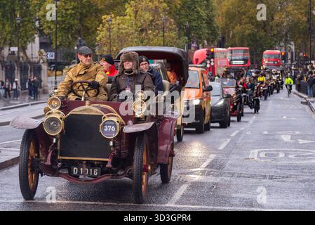 1904 Berliet auto storica che partecipa alla corsa di auto veterane da Londra a Brighton del 2025, attraversando Westminster. Foto Stock