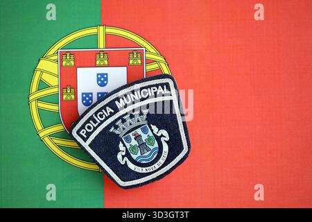 KIEV, UCRAINA - 6 SETTEMBRE 2025 Portogallo polizia municipale patch sulla bandiera nazionale primo piano Foto Stock
