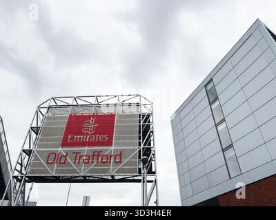 Manchester, Regno Unito - 30 settembre 2025: Insegna dello stadio di cricket all'Old Trafford di Manchester, Regno Unito, che mostra architettura e atmosfera urbana. Foto Stock