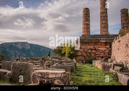 Le colonne che rimangono dall'antico tempio di Delfi, sul ripido pendio inferiore del monte Parnaso. Foto Stock