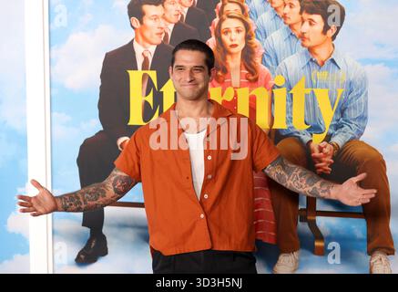 Los Angeles, Stati Uniti. 5 novembre 2025. Tyler Posey partecipa alla proiezione speciale di Los Angeles di "Eternity" di A24 presso l'AMC Century City 15 a Los Angeles, CALIFORNIA, mercoledì 5 novembre 2025. Trama: In un aldilà dove le anime hanno una settimana per decidere dove trascorrere l'eternità, Joan si trova di fronte all'impossibile scelta tra l'uomo con cui ha trascorso la sua vita e il suo primo amore, che è morto giovane e ha aspettato decenni per lei. Foto di Greg Grudt/UPI credito: UPI/Alamy Live News Foto Stock