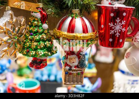 Decorazioni dell'albero di Natale serie di giocattoli per l'albero di Natale. Decorazioni in vetro con tazza rossa di Babbo Natale. Regalo decorativo per le vacanze invernali. Palle rosse Foto Stock