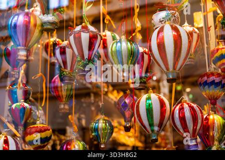Vetrina del negozio di Natale. Vendita di palla di Natale sotto forma di palle d'aria. Giocattoli colorati in vetro per l'albero di Natale. Decorazioni in stile natalizio Foto Stock