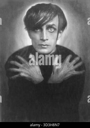 Franz Xaver Setzer (fotografo austriaco) - Conrad Veidt nel Gabinetto del Dr. Caligari - 1920 - questa è una foto promozionale di Conrad Veidt nei panni di Cesare il somnambulista dal film horror muto tedesco del 1920, The Cabinet of Dr. Caligari. Il film è considerato una quintessenza del cinema espressionista tedesco, noto per il suo stile visivo scuro e contorto con forme appuntite, linee oblique e ombre dipinte direttamente sui set. La storia parla di un ipnotista, il dottor Caligari, che usa Cesare per commettere omicidi. Il film ha avuto una significativa influenza sui successivi film horror in America. Foto Stock