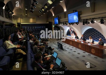 Visione generale della conferenza stampa Bank of England Monetary Policy Report, alla Bank of England, nella City di Londra, a seguito della decisione di lasciare invariati i tassi di interesse al 4%. Data foto: Giovedì 6 novembre 2025. Foto Stock