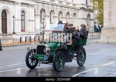 1903 Gladiator auto storica che partecipa alla corsa di auto veterane da Londra a Brighton del 2025, attraversando Westminster. Foto Stock