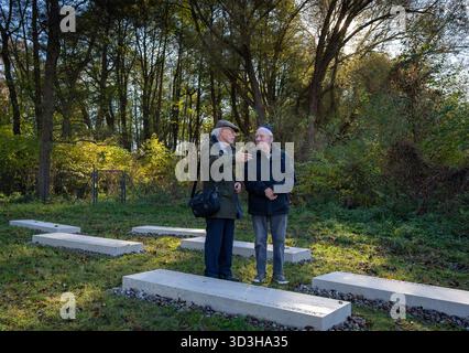 6 novembre 2025, Brandeburgo, Fürstenberg/Havel: IB Katznelson (l) e suo fratello Berl parlano al Memoriale di Ravensbrück dopo la scoperta delle pietre commemorative dietro la pietra per la loro madre Karen Katznelson. Il memoriale, costituito da 40 blocchi di pietra incisi, è destinato a commemorare circa 20.000 donne, uomini e bambini ebrei che furono imprigionati nel campo di concentramento femminile di Ravensbrück tra il 1939 e il 1945. L'ebreo danese Ib Katznelson fu deportato a Ravensbrück con sua madre da bambino nel 1943. Foto: Soeren Stache/dpa Foto Stock