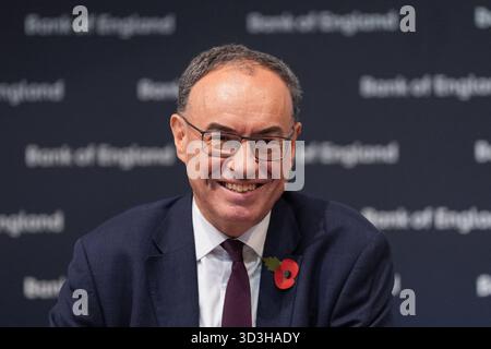 Andrew Bailey, Governatore della Banca d'Inghilterra, durante la Conferenza stampa del rapporto sulla politica monetaria della Banca d'Inghilterra, presso la Bank of England, nella City di Londra, a seguito della decisione di lasciare invariati i tassi d'interesse al 4%. Data foto: Giovedì 6 novembre 2025. Foto Stock