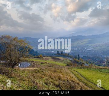 I monti Carpazi e la serpentina dell'autostrada sul passo di montagna, Ucraina. Foto Stock