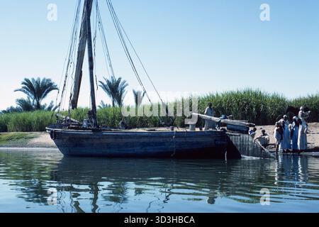 Luxor Egitto 1976 – Felucca ormeggiata sulla riva del Nilo a Luxor, nell'alto Egitto Foto Stock
