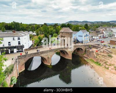 Monmouth, Monmouthshire, Galles, Regno Unito - 23 agosto 2025: Veduta aerea del Monnow Bridge, l'unico ponte medievale fortificato sul fiume rimasto in Gran Bretagna Foto Stock