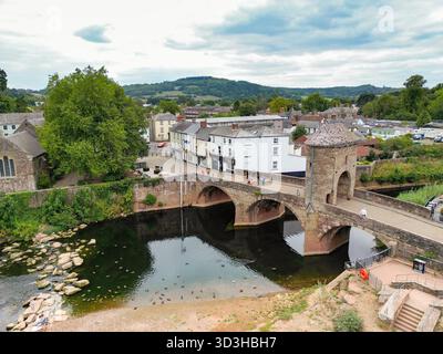 Monmouth, Monmouthshire, Galles, Regno Unito - 23 agosto 2025: Veduta aerea del Monnow Bridge, l'unico ponte medievale fortificato sul fiume rimasto in Gran Bretagna Foto Stock