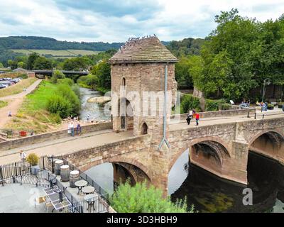 Monmouth, Monmouthshire, Galles, Regno Unito - 23 agosto 2025: Veduta aerea del Monnow Bridge, l'unico ponte medievale fortificato sul fiume rimasto in Gran Bretagna Foto Stock