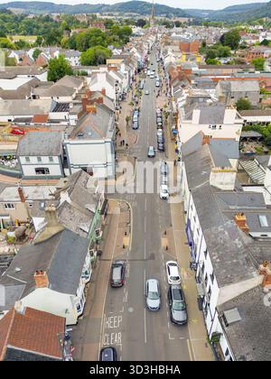 Monmouth, Monmouthshire, Galles, Regno Unito - 23 agosto 2025: Veduta aerea di Monnow Street, il principale centro commerciale della città mercato di Monmouth. Foto Stock