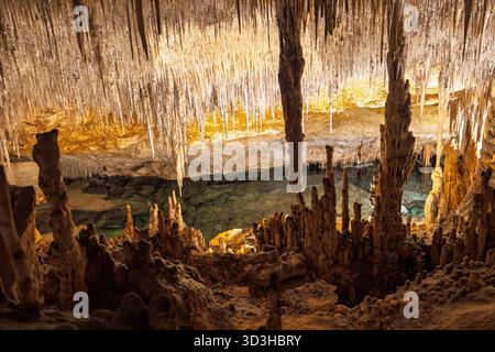 Scopri le splendide formazioni rocciose di Mallorica, con splendide stalattiti e stalagmiti. Esplora le meraviglie naturali sotto la superficie in questo luogo affascinante. Foto Stock