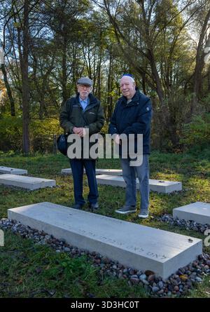 6 novembre 2025, Brandeburgo, Fürstenberg/Havel: IB Katznelson (l) e suo fratello Berl parlano al Memoriale di Ravensbrück dopo la scoperta delle pietre commemorative dietro la pietra per la loro madre Karen Katznelson. Il memoriale, costituito da 40 blocchi di pietra incisi, è destinato a commemorare circa 20.000 donne, uomini e bambini ebrei che furono imprigionati nel campo di concentramento femminile di Ravensbrück tra il 1939 e il 1945. L'ebreo danese Ib Katznelson fu deportato a Ravensbrück con sua madre da bambino nel 1943. Foto: Soeren Stache/dpa Foto Stock