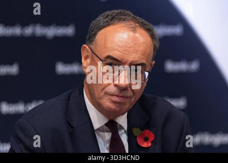 Andrew Bailey, Governatore della Banca d'Inghilterra, durante la Conferenza stampa del rapporto sulla politica monetaria della Banca d'Inghilterra, presso la Bank of England, nella City di Londra, a seguito della decisione di lasciare invariati i tassi d'interesse al 4%. Data foto: Giovedì 6 novembre 2025. Foto Stock