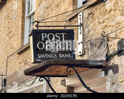 Woodstock, Oxfordshire, Inghilterra, Regno Unito - 8 ottobre 2025: Cartello vintage fuori dall'ufficio postale nella piccola città di Woodstock al crepuscolo Foto Stock