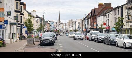 Monmouth, Monmouthshire, Galles - 23 agosto 2025: Traffico sulla strada principale della città di Monmouth Foto Stock
