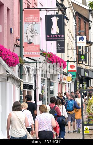Monmouth, Monmouthshire, Galles - 23 agosto 2025: Gente nella principale via dello shopping di Monmouth Foto Stock
