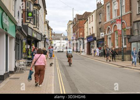 Monmouth, Monmouthshire, Galles - 23 agosto 2025: Gente nella strada principale di Monmouth Foto Stock